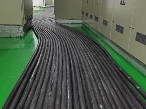 庆城如何根据理论计算公式计算温度对特定电压测量结果的影响？